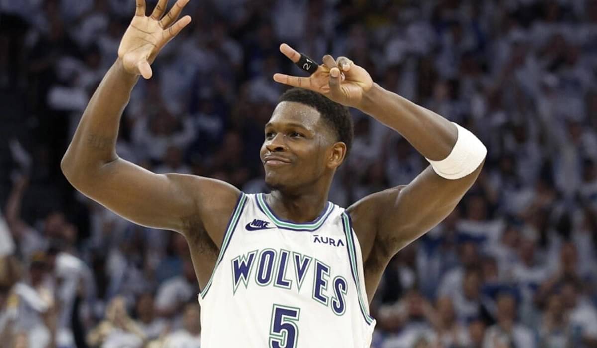 Bintang Minnesota Timberwolves Anthony Edwards melakukan selebrasi usai kemenangan atas Denver Nuggets di laga playoff NBA.