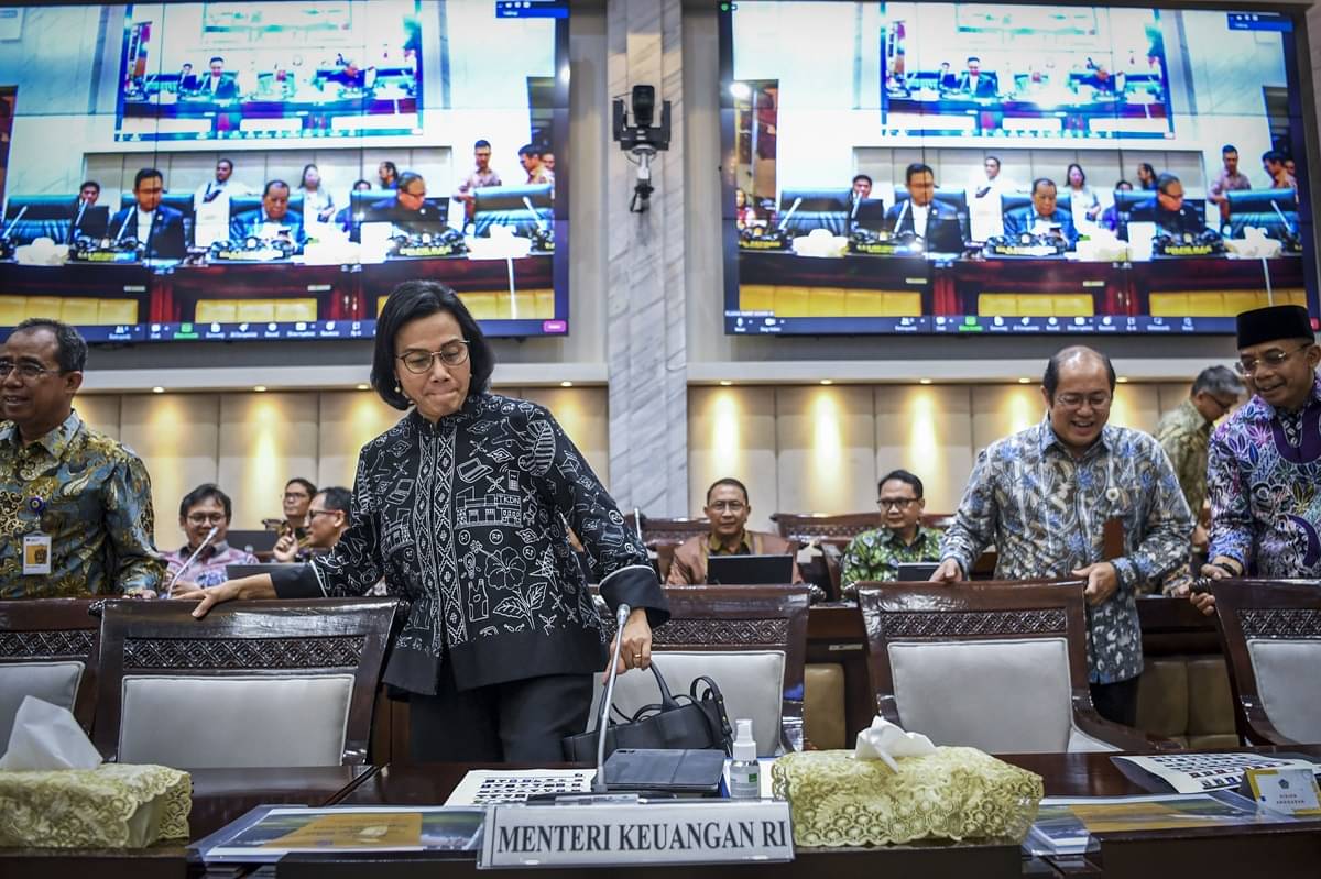 Menkeu Sri Mulyani akan meminta pandangan DPR bila nilai tukar rupiah terhadap dolar Amerika Serikat mendekati Rp16 ribu.