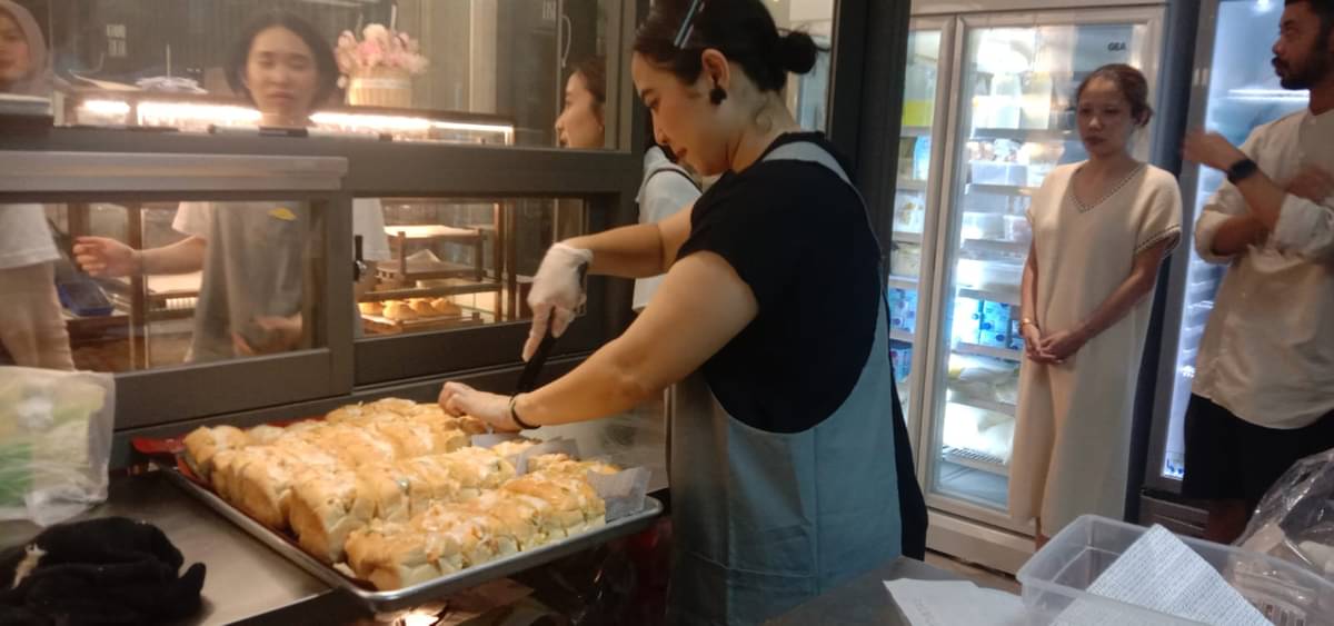 Mutia Sriwana, Owner Lot Butter, saat melayani konsumen di gerai barunya di Bintaro, Jakarta. 