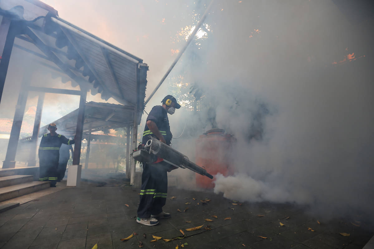 Petugas melakukan fogging untuk menekan angka kejadian DBD