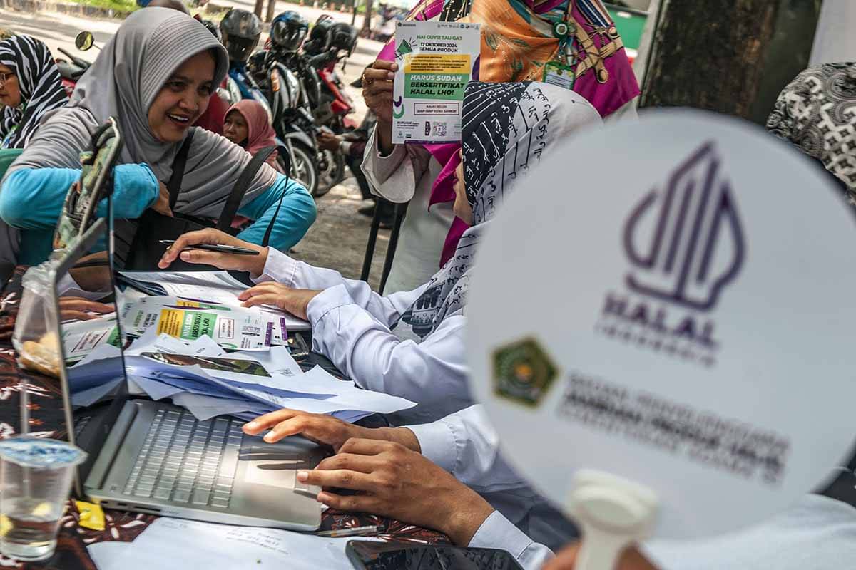  Petugas melayani pelaku usaha yang mengajukan permohonan sertifikasi halal.