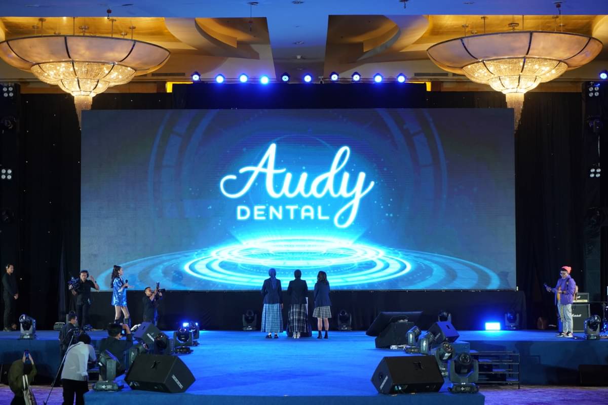 Board of Director Audy Dental memperkenalkan logo baru secara resmi pada Audy Night Gala 2024.