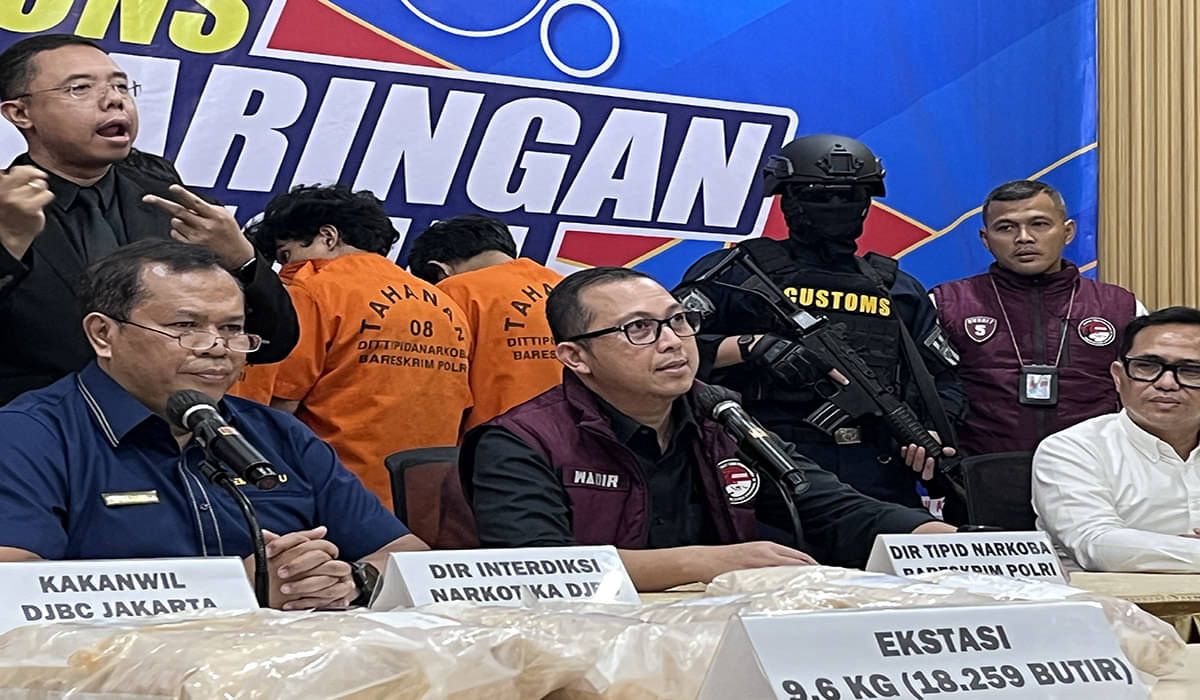 Konferensi pers tentang penyelundupan 20 ribu pil ekstasi ke Indonesia. 