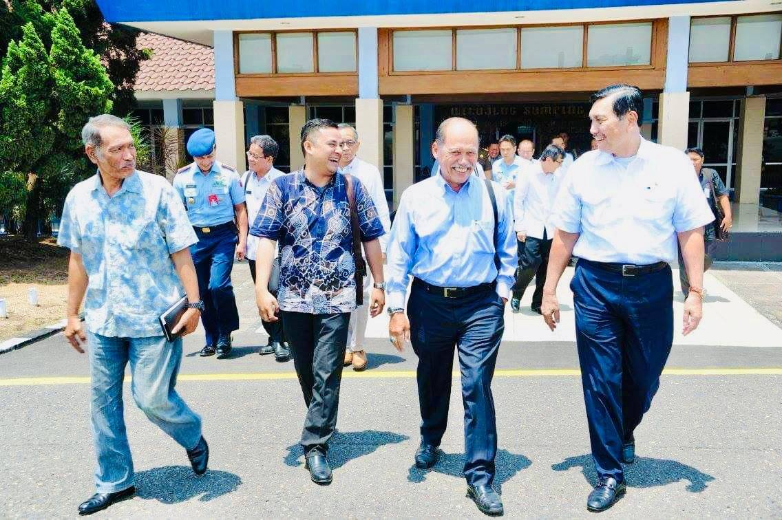 Boyke Daniel Sitompul (kedua dari kiri) bersama Menteri Kemaritiman dan Investasi Luhut Binsar Pandjaitan