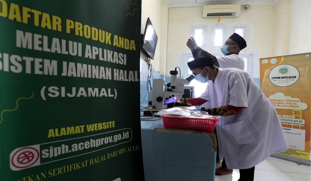 Petugas laboratorium Lembaga Pengkajian Pangan, Obat-obatan dan Kosmetika MPU Aceh memeriksa produk kosmetik Aceh Besar, Aceh.