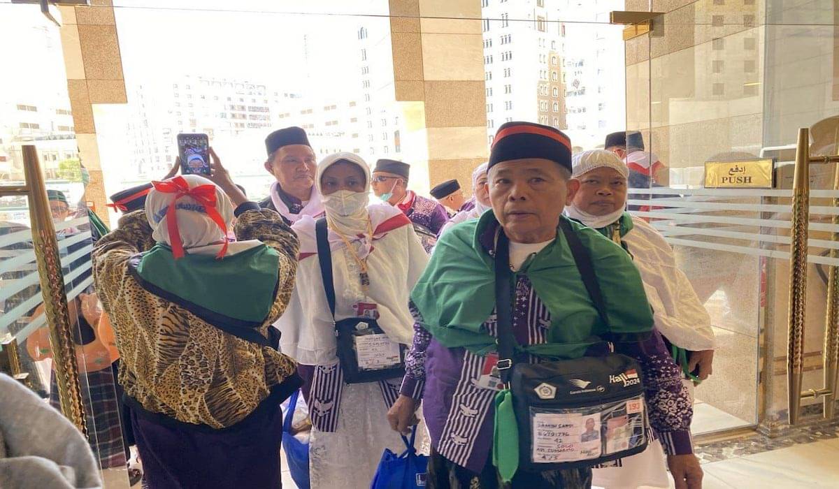 Ilustrasi pedagang slondok berangkat haji 