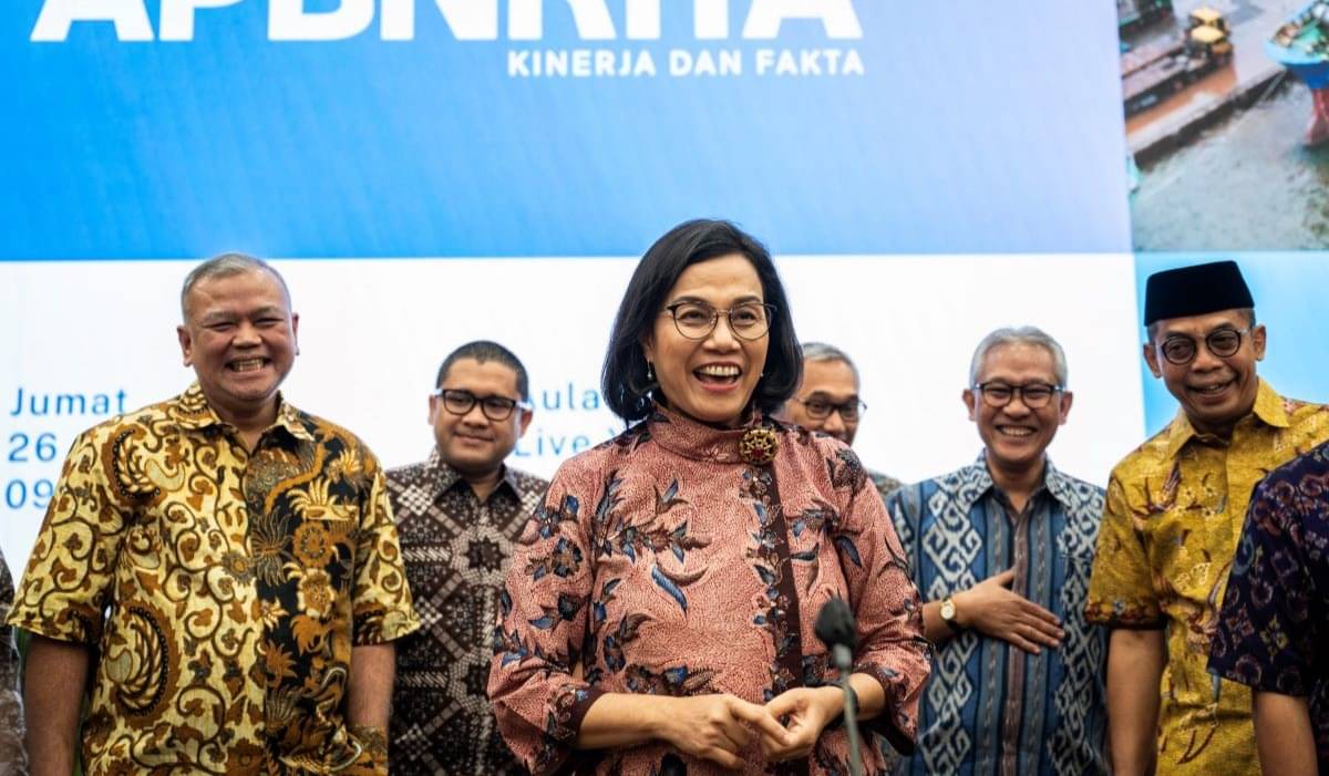 Menkeu Sri Mulyani (tengah) bercanda gurau dengan sejumlah pejabat Kementerian Keuangan sebelum konferensi pers APBN KiTa