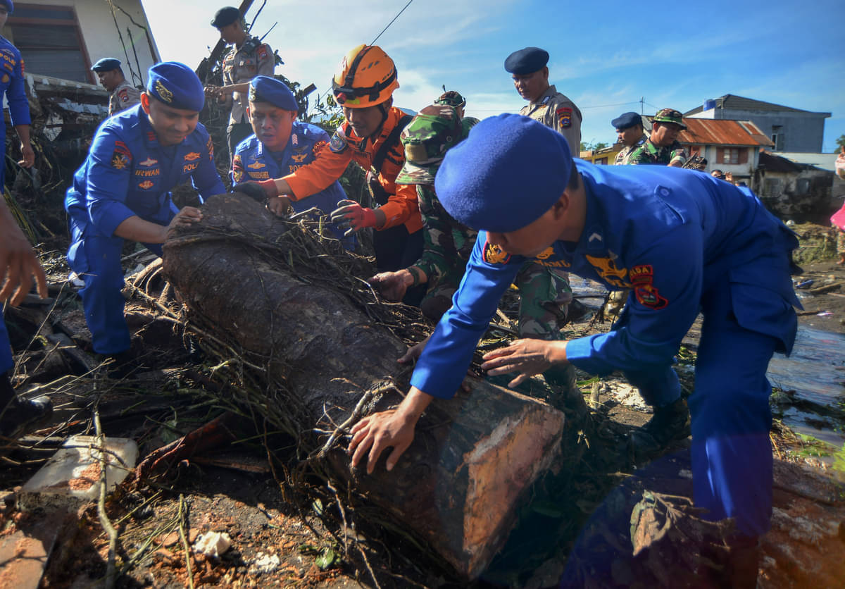 Pencarian korban banjir bandang di Sungai Pua, Agam, Sumatera Barat, Senin (13/5/2024)