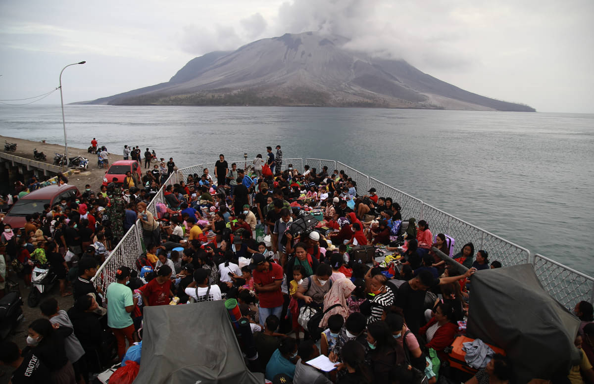 Ratusan warga berada di atas geladak KRI Kakap-811 saat dievakuasi di Pelabuhan Tagulandang
