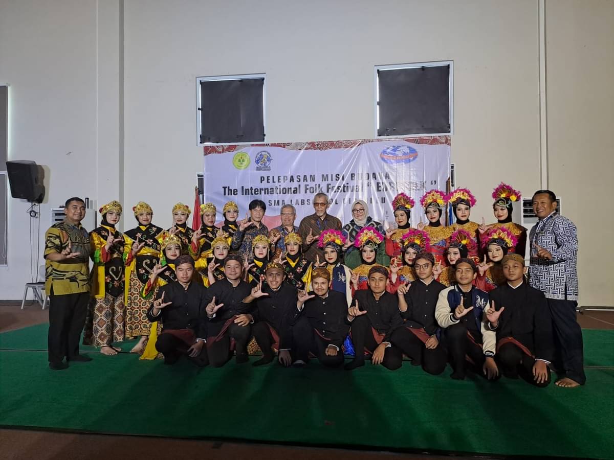 Tim SMA Labschool Cirendeu, Tangerang Selatan yang akan berangkat ke Polandia.