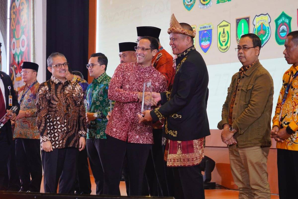 Bupati OKU Timur Lanosin menerima penghargaan dari Mendikbud-Ristek Nadiem Makarim