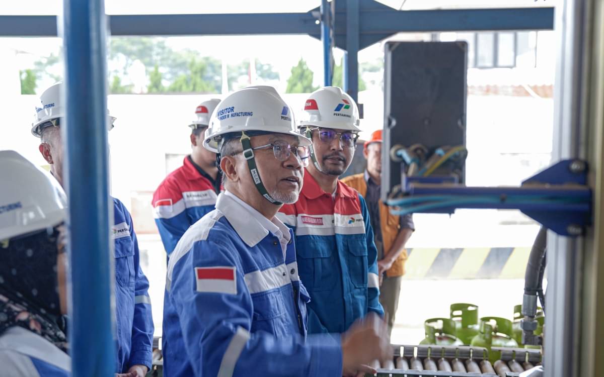 Menteri Perdagangan Zulkifli Hasan meninjau SPPBE di Cimahi.