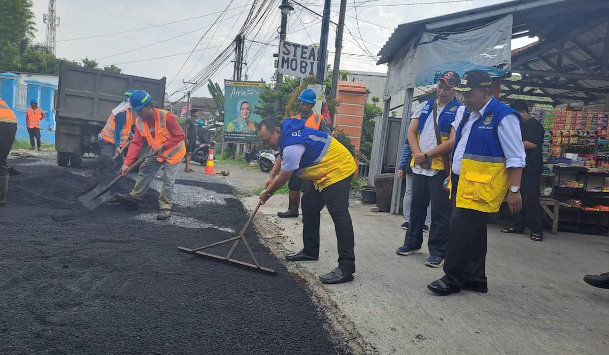 Pemerintah Kota Cilegon melalui Dinas PUPR Kota Cilegon meluncurkan program Mantri Jalan.