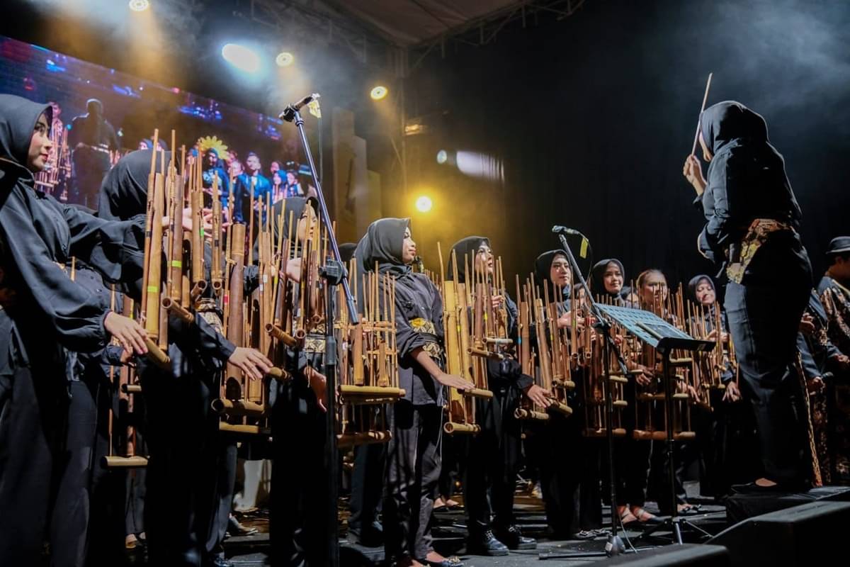 Kota Bandung, Jawa Barat, berhasil memecahkan rekor bermain angklung terlama selama 12 jam non-stop.