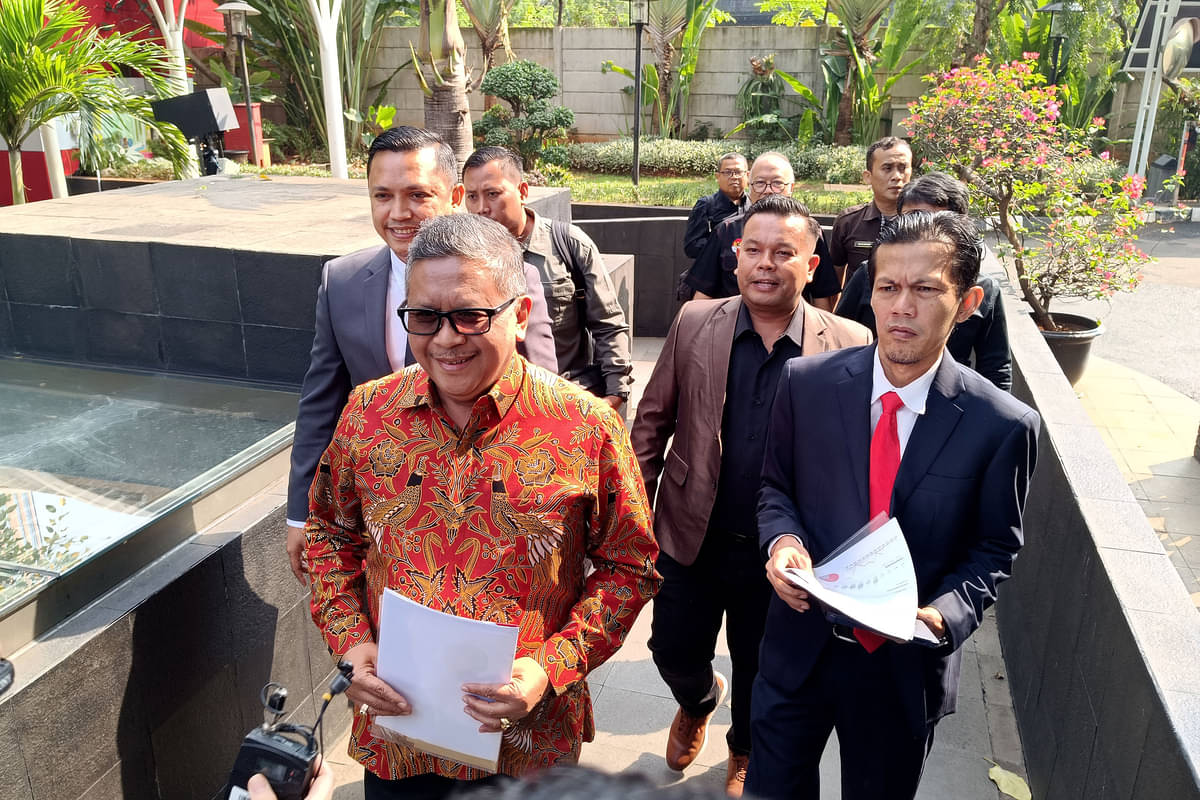  Sekjen PDIP Hasto Kristiyanto (tengah) didampingi tim kuasa hukum hadir menjalani pemeriksaan di Gedung KPK Jakarta, Senin (10/6/2024). 
