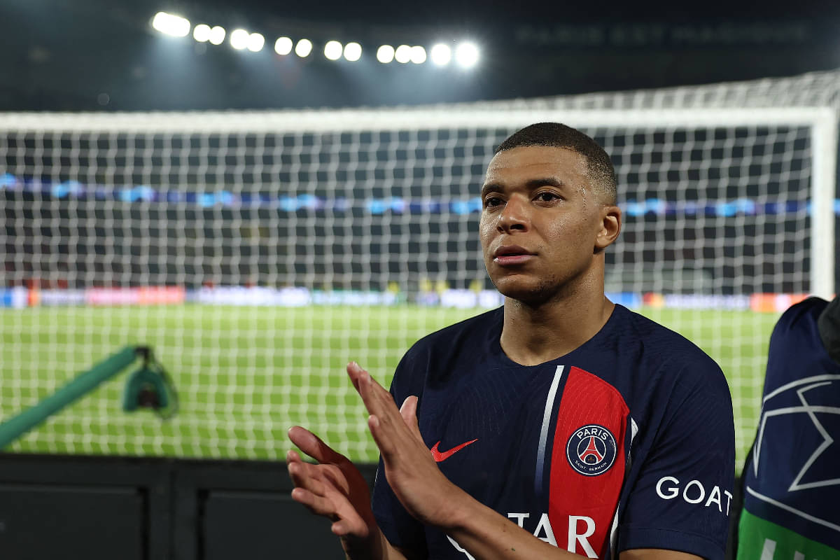 Penyerang Prancis Paris Saint-Germain #07 Kylian Mbappe bertepuk tangan kepada para penggemar di akhir pertandingan sepak bola leg kedua sem