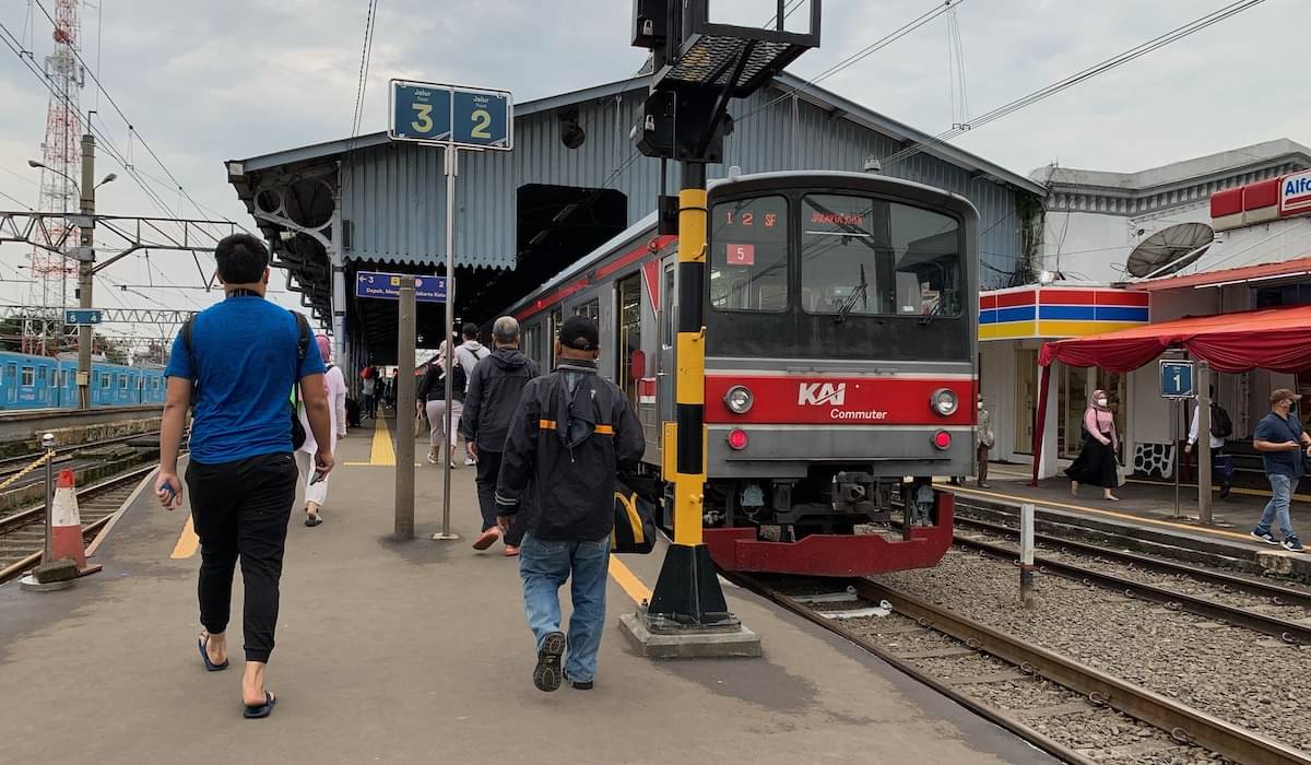 Penumpang di Stasiun Bogor