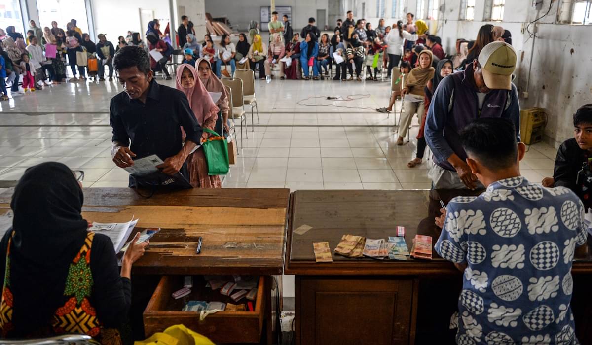 Warga antre untuk menerima bantuan sosial program keluarga harapan (PKH) 