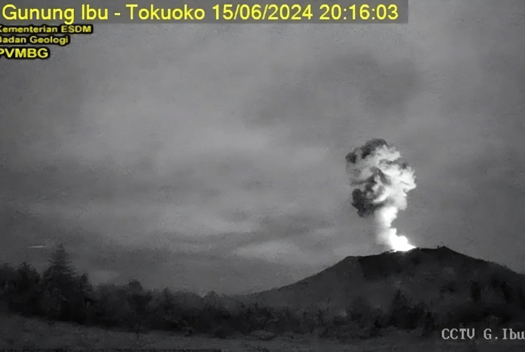 Awan abu vulkanik saat membumbung setinggi lebih kurang dua kilometer akibat erupsi Gunung Ibu
