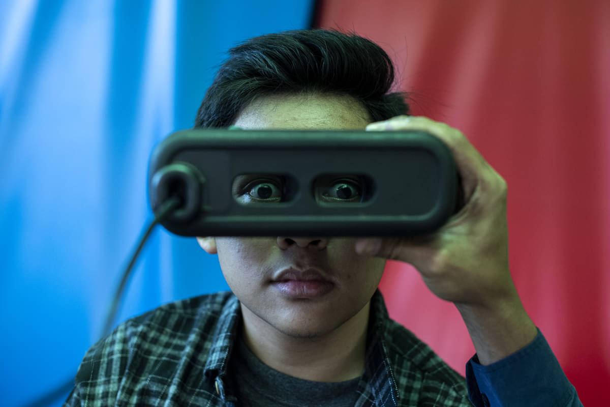 Warga melakukan perekaman kornea matanya untuk KTP Elektronik