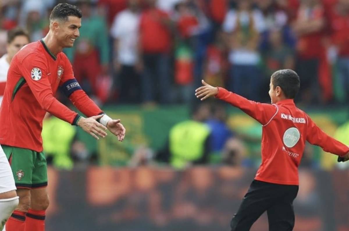 Kemenangan Portugal 3-0 atas Turki di Grup F Euro 2024 di Dortmund dihentikan empat kali karena suporter masuk ke lapangan untuk berfoto