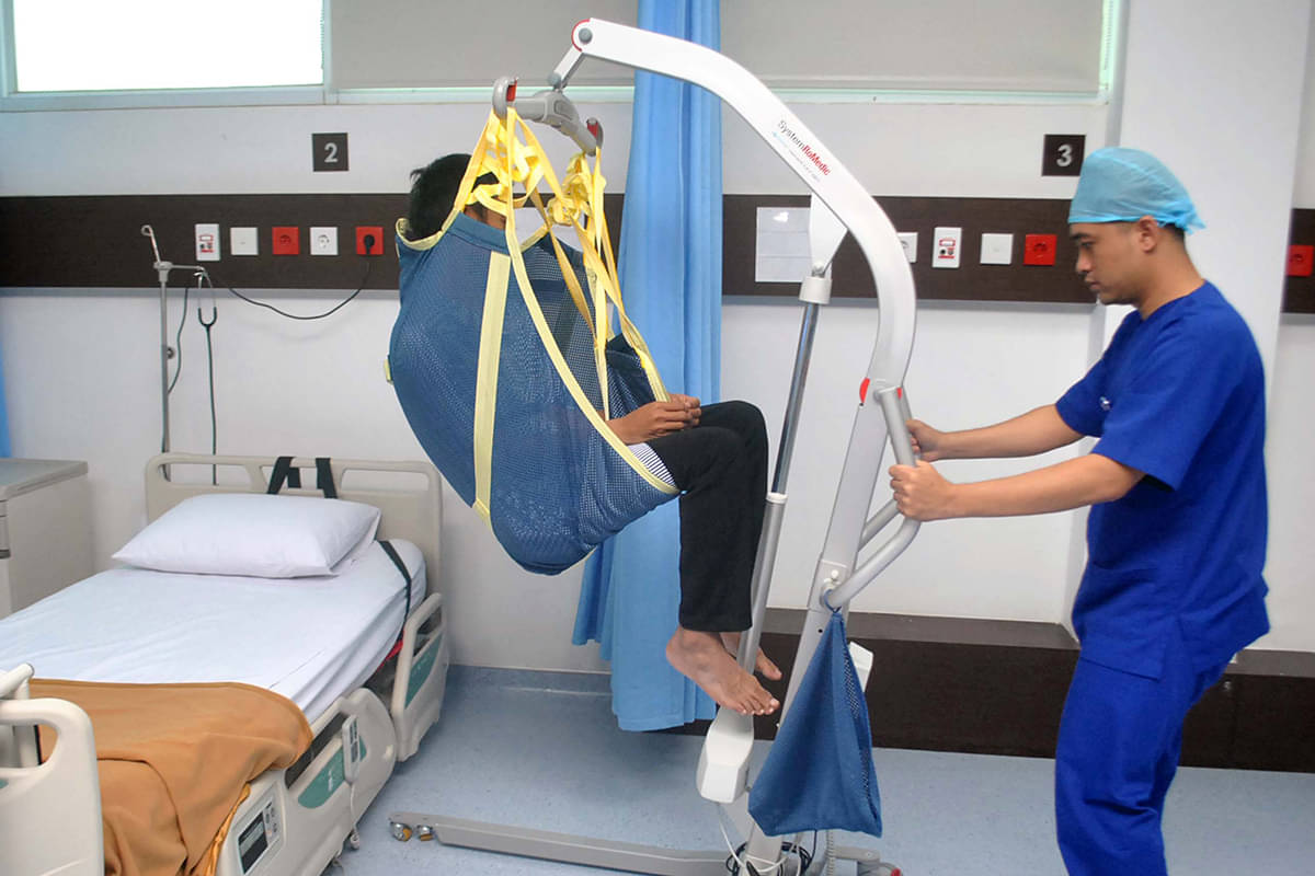 Petugas medis menunjukkan cara kerja alat untuk mengangkat dan memindahkan pasien penyakit stroke.