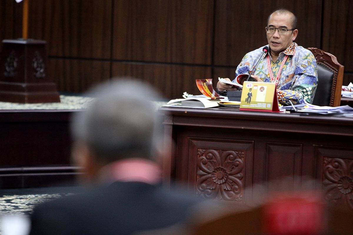 Ketua Komisi Pemilihan Umum (KPU) Hasyim Asy'ari menjawab pertanyaan Pemohon dalam sidang Perselisihan Hasil Pemilihan Umum (PHPU).