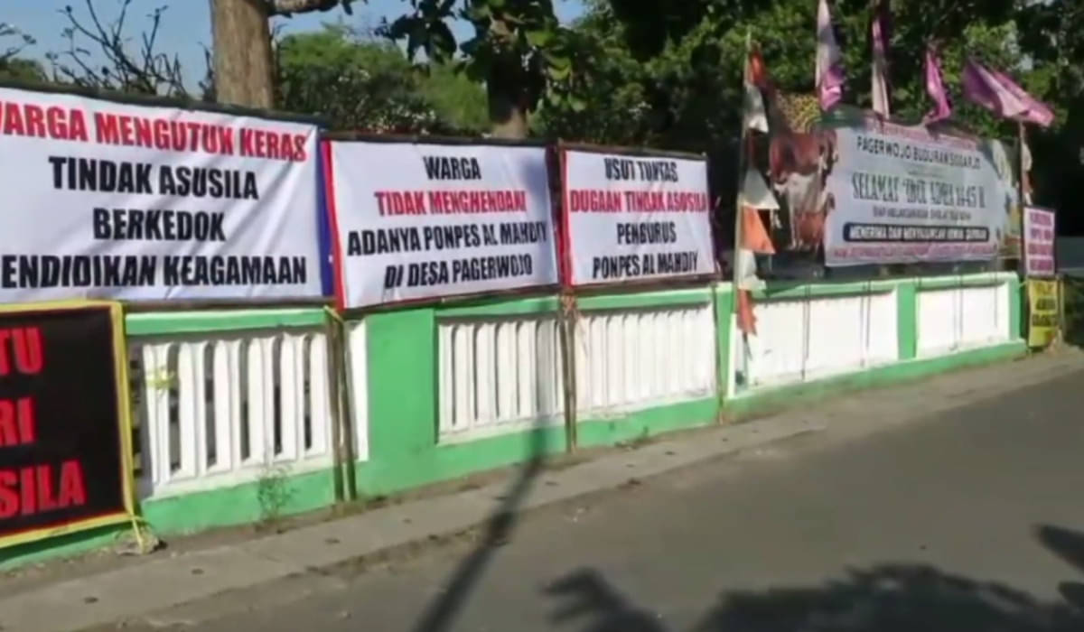 Poster protes atas dugaan tindakan asusila di depan Pondok Pesantren Mahdiy Sidoarjo.
