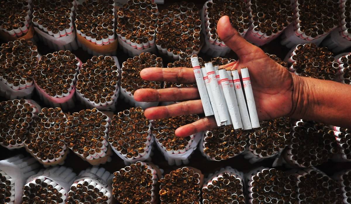 Pekerja menunjukkan rokok Sigaret Kretek Tangan (SKT) di salah satu pabrik rokok di Kudus, Jawa Tengah.