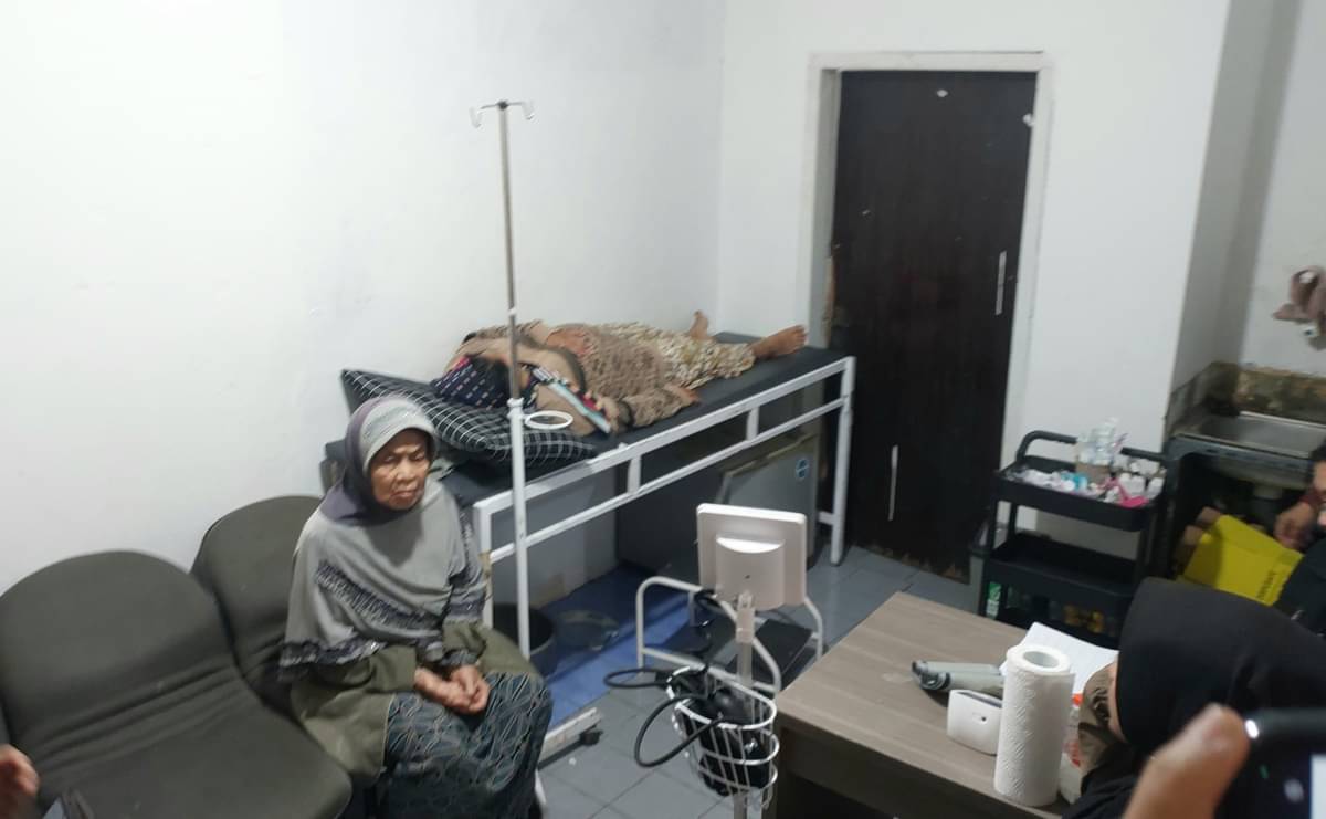 Warga yang menderita keracunan makanan tengah dalam perawatan medis.