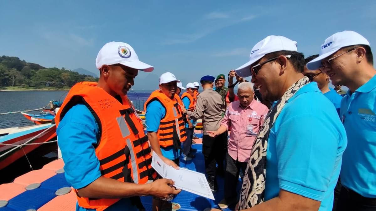 Dirjen Hubungan Darat Risyapudin Nursin menyerahkan jaket keselamatan kepada nahkoda kapal di Waduk Jatiluhur, Purwakarta. 