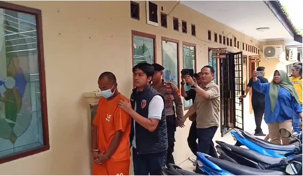 Pelaku berbaju oranye.