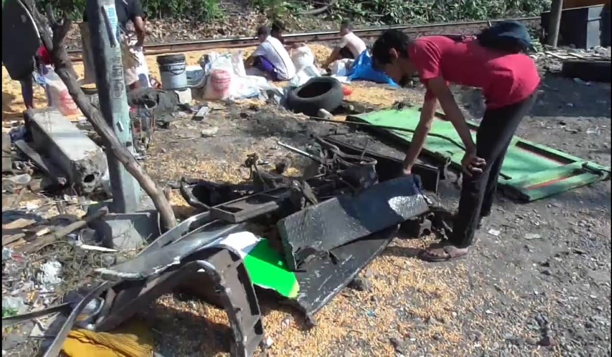 Truk bermuatan jagung tertabrak kereta komuter 