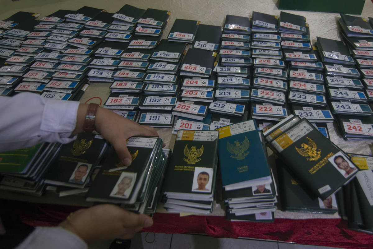 Petugas menata dokumen paspor yang akan diberikan kepada jamaah calon haji 
