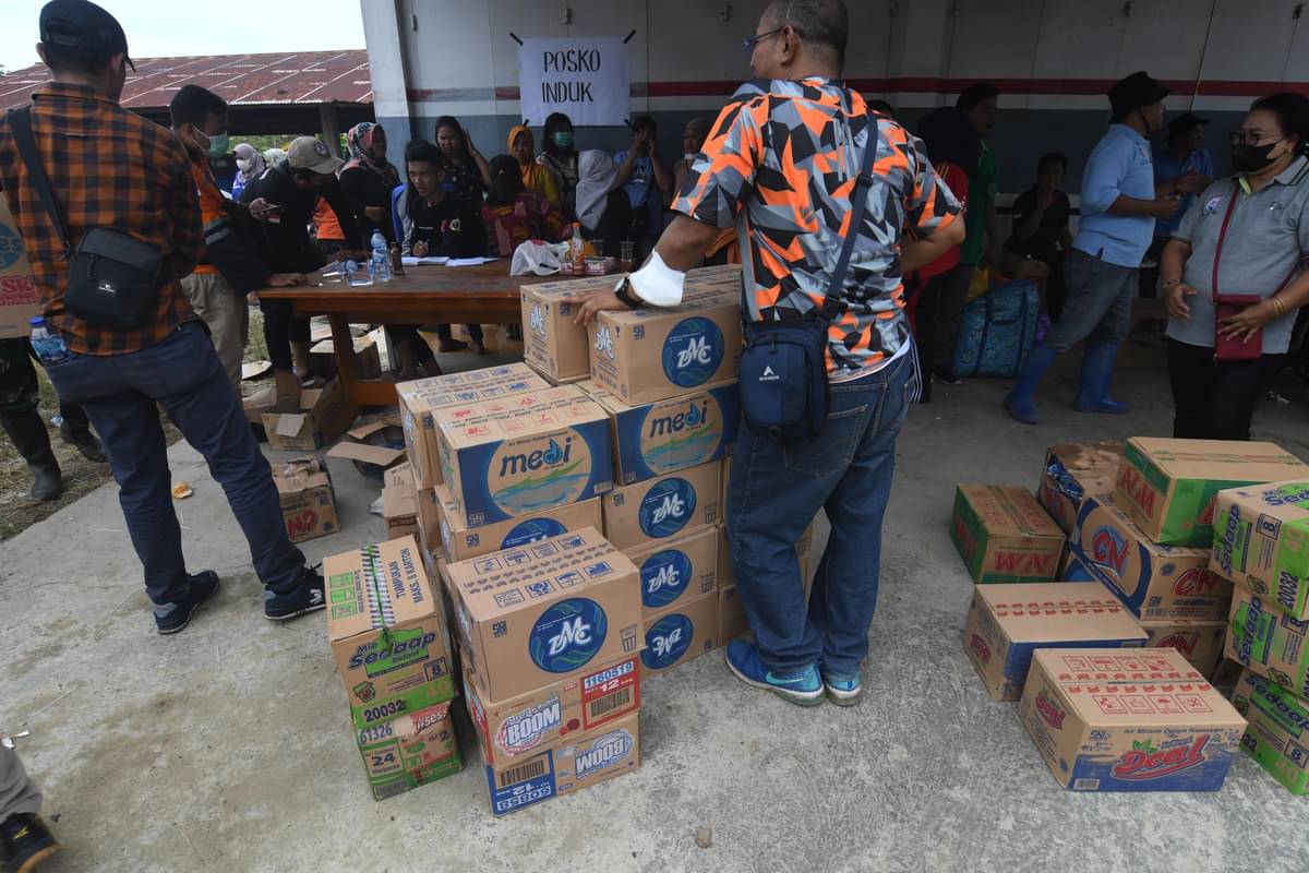 Petugas mengumpulkan bantuan untuk korban banjir bandang 