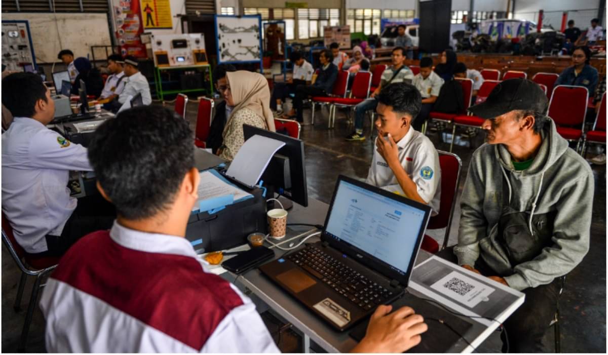 Orangtua bersama calon siswa baru melakukan pendaftaran pada Penerimaan Peserta Didik Baru (PPDB) 2024 di SMK Negeri 8, Bandung, Jawa Barat.