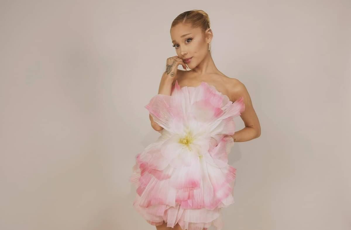Ariana Grande menjelaskan mengenai perubahan drastis dalam suara bicaranya yang menarik perhatian penonton pada episode podcast 