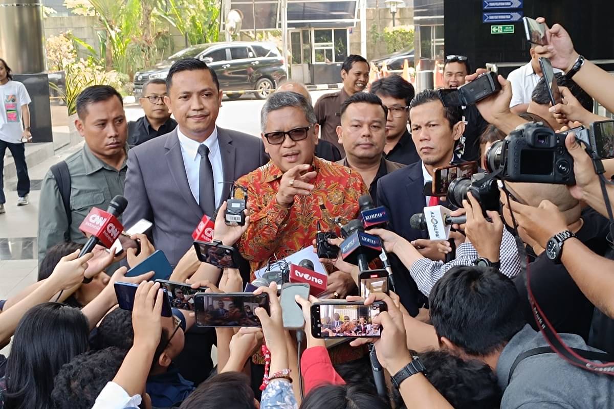 KPK sedang mempertimbangkan penerapan pasal perintangan penyidikan terhadap Sekjen PDIP Hasto Kristiyanto dan stafnya, Kusnadi. 