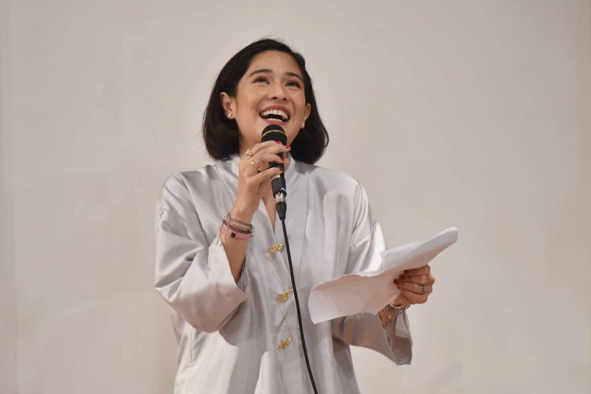Aktris Dian Sastrowardoyo membacakan surat Kartini ketika tampil pada Panggung Para Perempuan Kartini di Museum Bank Indonesia, Jakarta
