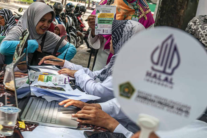 Ilustrasi: Petugas melayani pelaku usaha yang mengajukan permohonan sertifikasi halal.