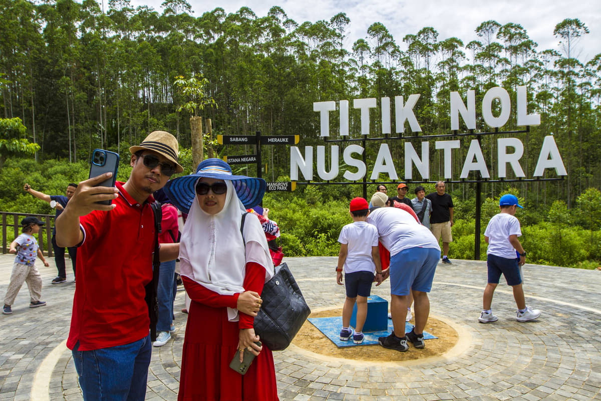 Warga berfoto di lokasi titik nol Ibu Kota Negara (IKN) Nusantara
