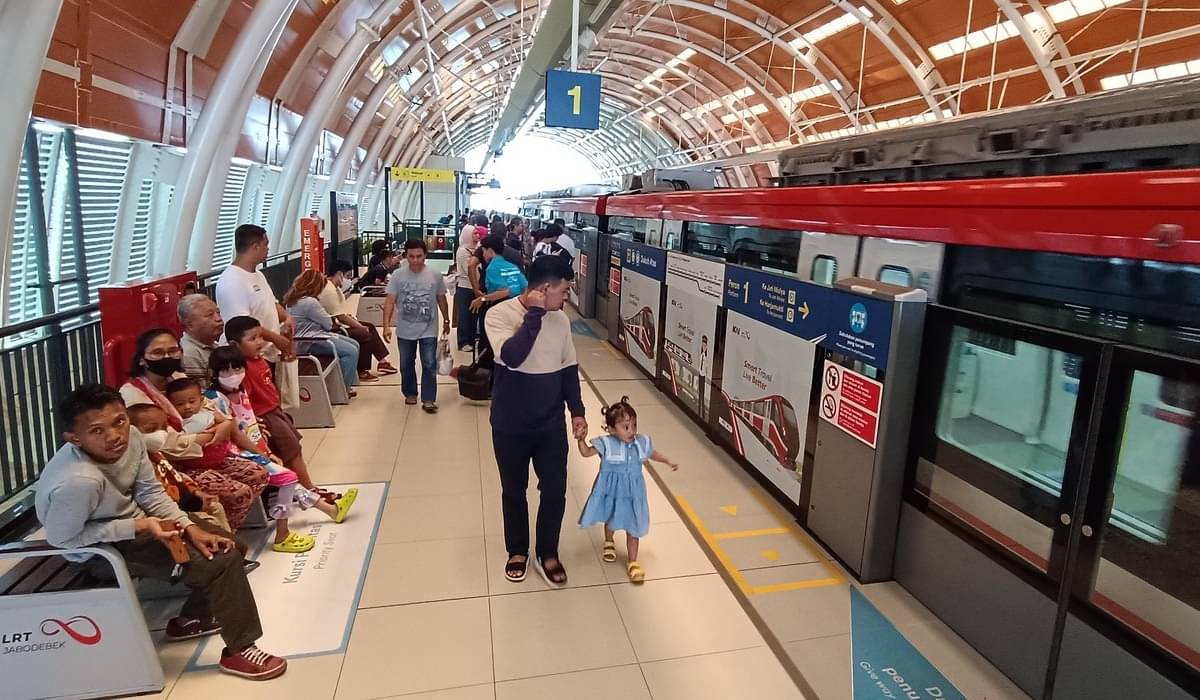 Masyarakat menumpangi Lintas Raya Terpadu atau LRT Jakarta.