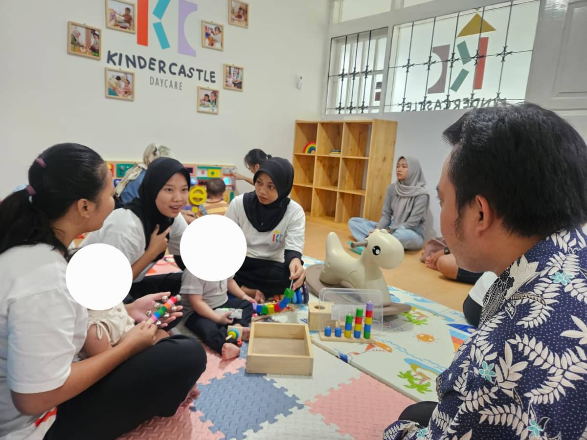 Komisioner KPAI Aris Adi Leksono (kanan)