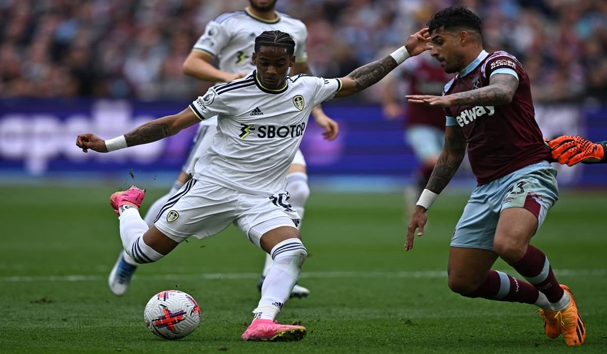 Penyerang Leeds United Crysencio Summerville (kiri)