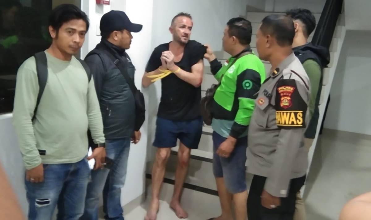 DAA, warga negara Inggris berusia 50 tahun, merampas truk gabah di Jalan Raya Kerobokan, Denpasar, dan melarikannya ke Bandara Ngurah Rai