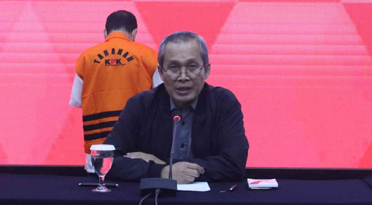 Wakil Ketua KPK, Alexander Marwata, menyarankan buronan kasus suap PAW, Harun Masiku, untuk menyerahkan diri. 