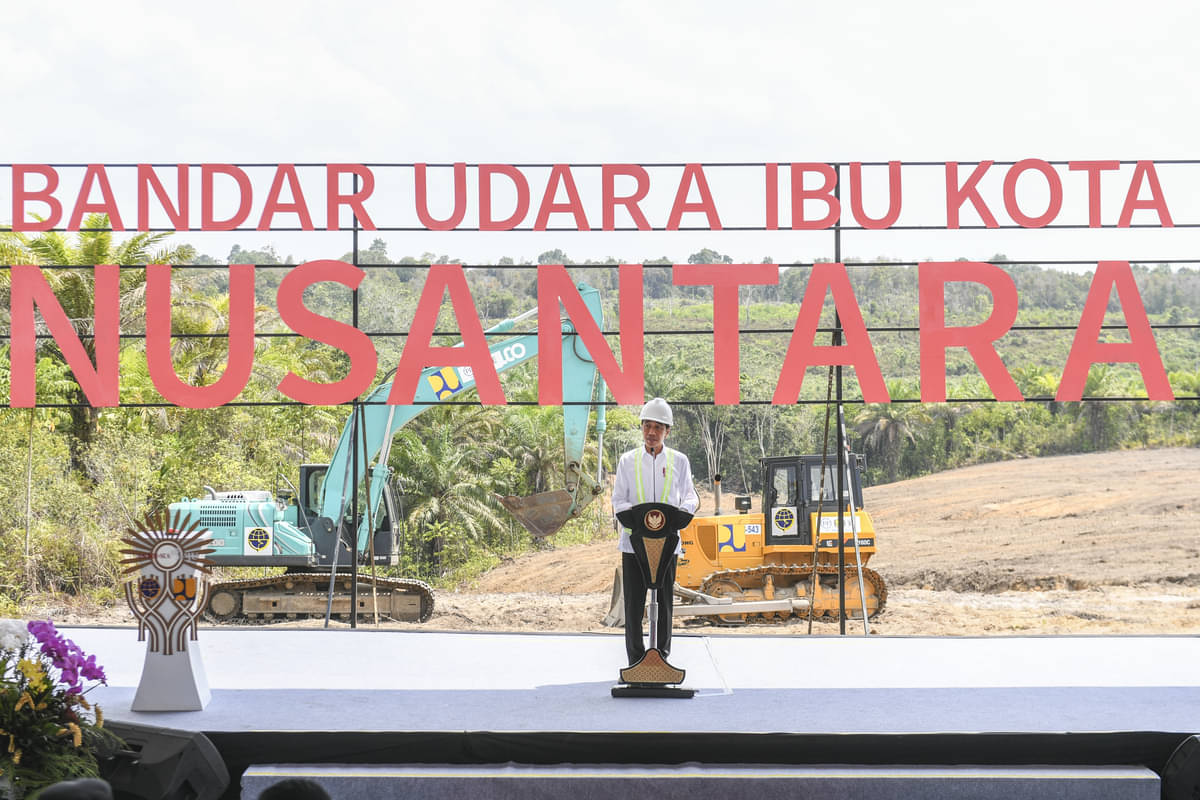  Presiden Joko Widodo memberikan sambutan saat ground breaking Bandara Ibu Kota Nusantara di Penajam Paser Utara. 