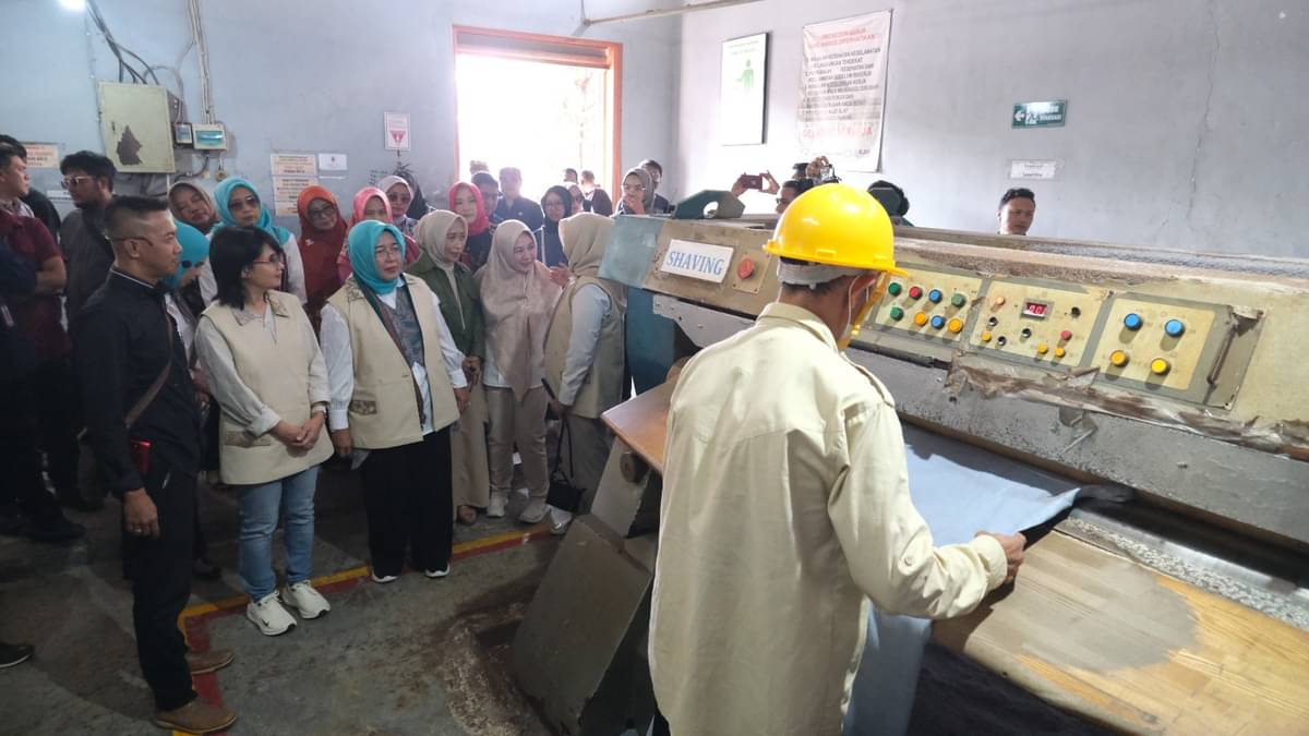 Ketua Dekranasda Jawa Barat, Amanda Soemadi Bey Machmudin, Pj Bupati Garut, Barnas Adjidin, menggelar promosi satu abad kulit Garut. 