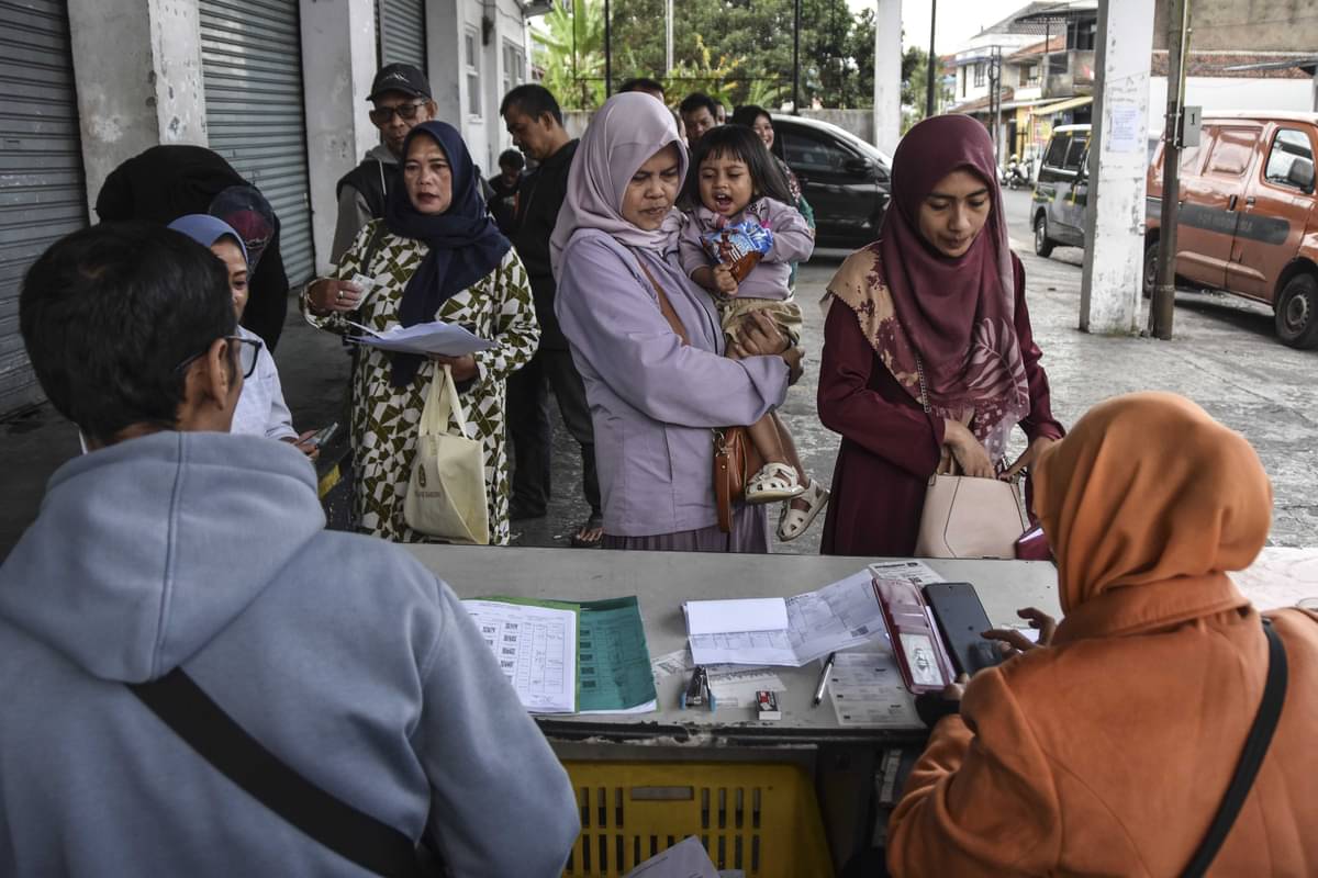 Anggota Keluarga Penerima Manfaat (KPM) antre saat pencairan tunai Bantuan Sosial (Bansos)