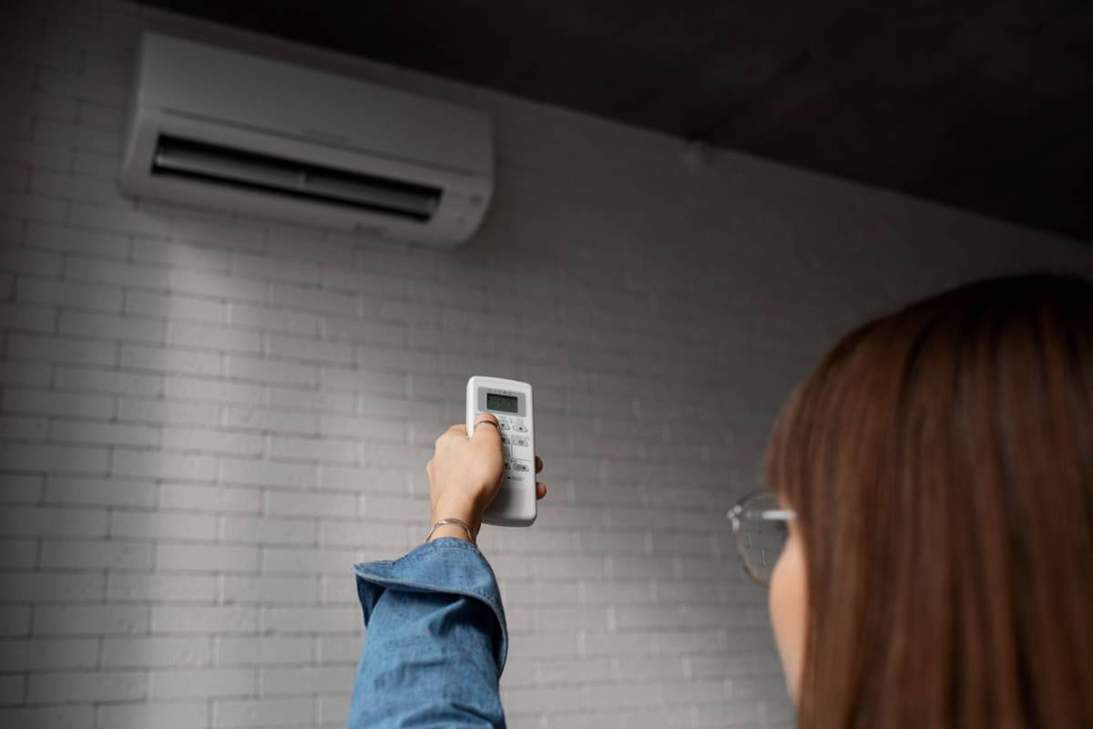 Penggunaan AC hemat energi membantu pengurangan emisi karbon. 